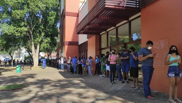 Fila “quilométrica” para vacinação anticovid se forma na Biblioteca Pública